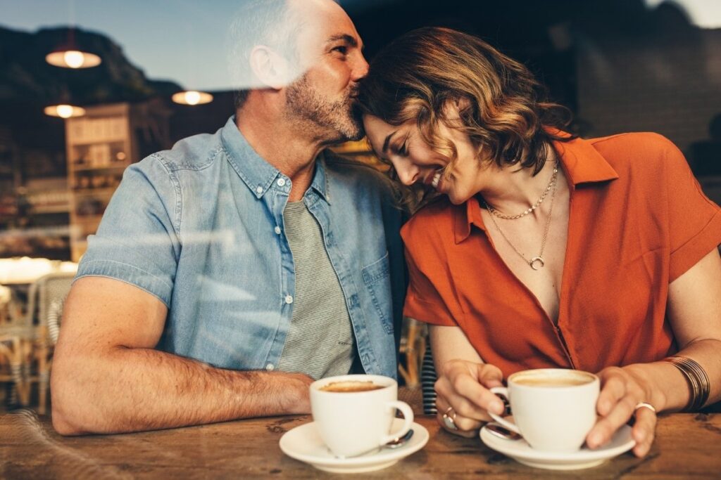 couple enjoy cafe date in da nang